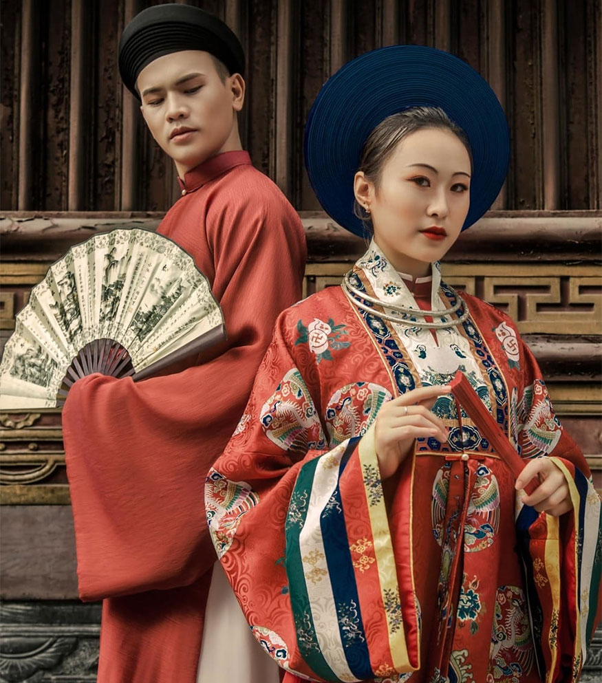 The model will wear bright, eye-catching outfits