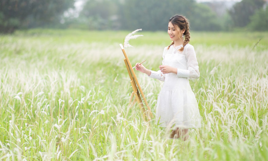 pose with feather reed grass