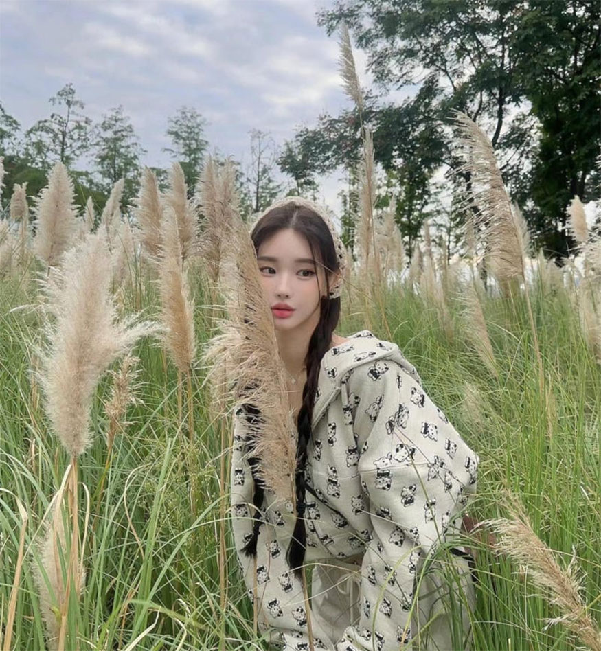 Covering the corner of the face with reed grass 